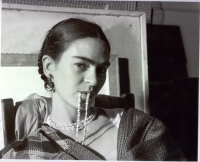 http://bernalespacio.com/files/gimgs/th-66_1933 Frida Biting her Necklace for contrast Mediano copia.jpg